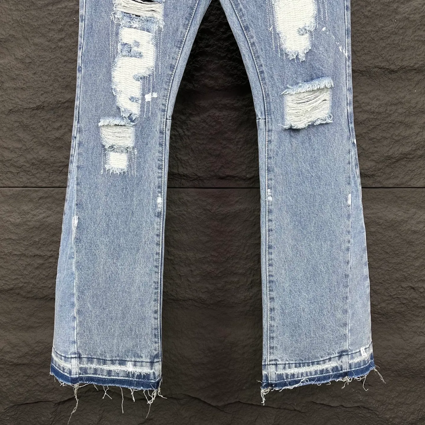 P250 GALLERY DEPT. 2025 New Ripped Holes, Hand-painted and Tangled Couple Style Loose Washed Flare Jeans 🔥High Version🔥High Version🔥 Top Ceiling Quality Styles with different washed textures are very friendly to people with thin legs and thick legs. The straight version is very flattering to the leg shape. Moderate length that never goes out of style, easy and casual to match, basic styling for various styles, a must-have in the wardrobe! The fabric is stiff but also makes the upper body soft without losing texture. The washing process is even more perfect. It is a must-have item for everyone! ! ! Washed wheat, hang tag, pants label, complete with three labels Color: light blue Size: 28, 30, 32, 34, 36 (five sizes)